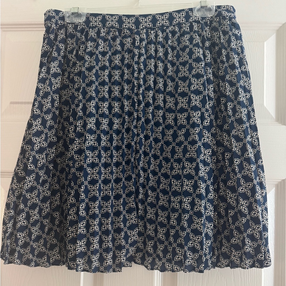 J Crew Women’s Blue and White Pleated Skirt. Size 8.